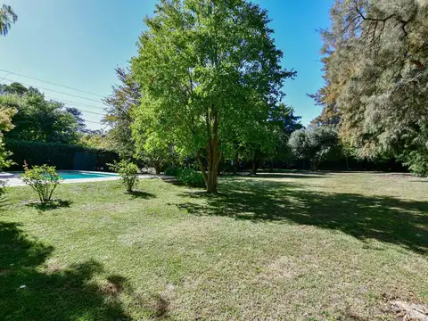 Casa 8 ambientes con 2 baños