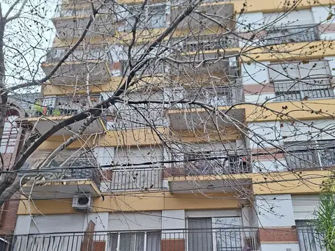 VENTA DE DEPARTAMENTO DE 2 AMBIENTES CON BALCO Y PATIO EN CENTRO DE RAMOS MEJIA