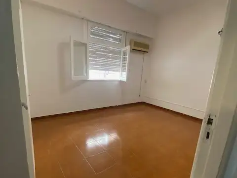 AV Iriarte 2800, Piso pb