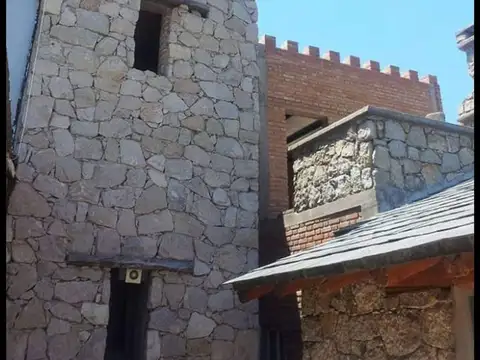 Casa 8 ambientes con 6 baños