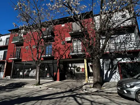Departamento dos ambientes con cochera y balcón en venta - Morón