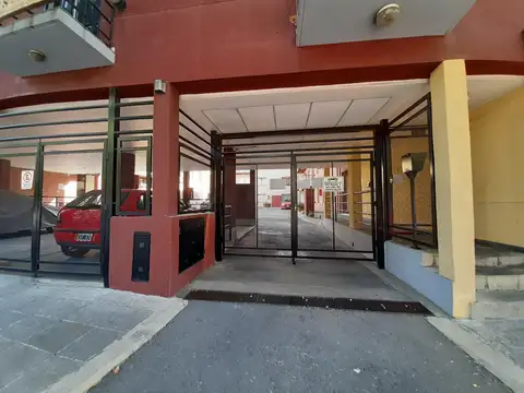 Departamento dos ambientes con cochera y balcón en venta - Morón