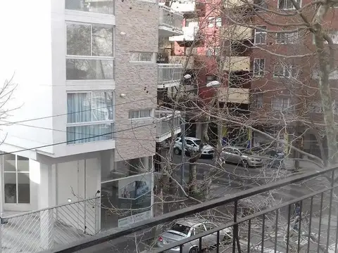 Departamento de 2 ambientes a la calle con balcón