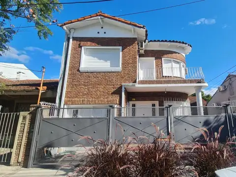 Casa en venta - 3 Dormitorios 1 Baño - Castelar