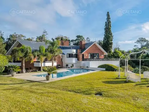 Venta casa 7 dormitorios. Golf, playa brava Punta del Este 