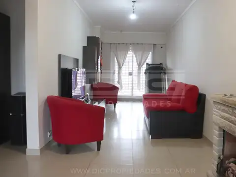 Casa 6 ambientes con 2 baños