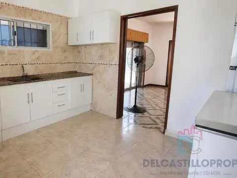 Casa de 3 ambientes en lote propio de 297 m² con jardín y cochera
