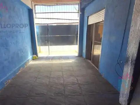 Casa de 3 ambientes en lote propio de 297 m² con jardín y cochera