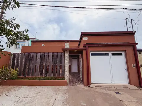 Propiedad de 4 habitaciones con quincho y patio