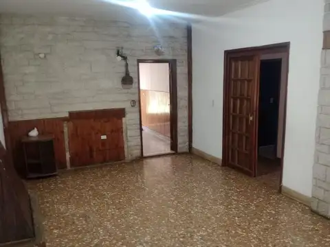 Casa 6 ambientes con 2 baños