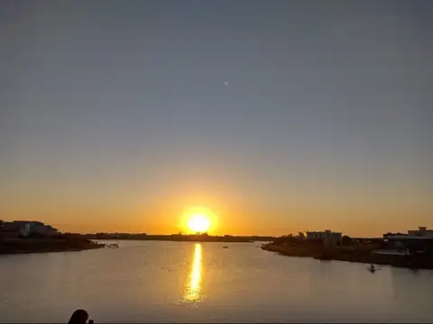 ESPECTACULAR LOTE en AREA 5 SOBRE LA LAGUNA!