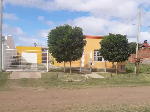 Casa en venta - 2 dormitorios 2 baños - 250mts2 - Necochea