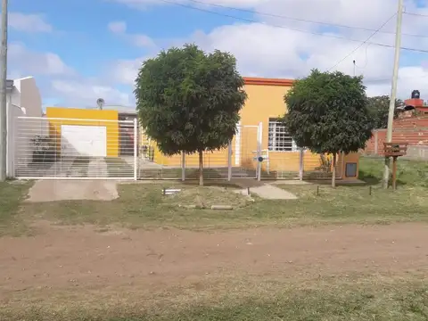 Casa en venta - 2 dormitorios 2 baños - 250mts2 - Necochea
