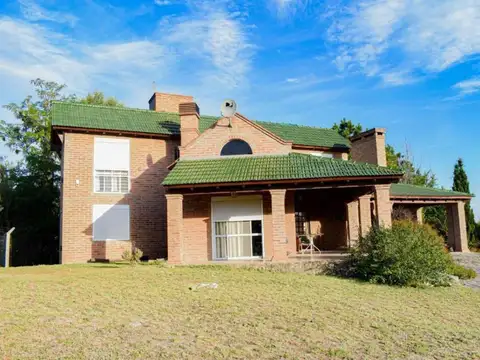 Casa en venta - 3 Dormitorios 3 Baños - Cochera - 2.700Mts2 - Río Cuarto