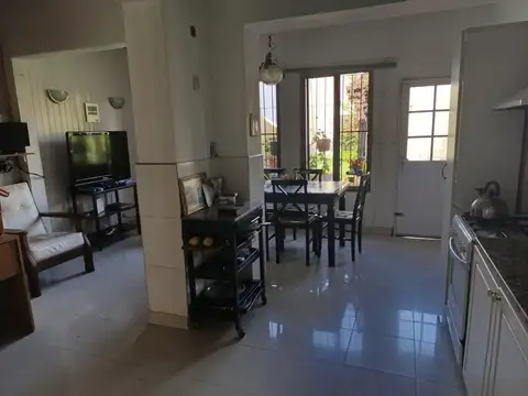VENTA. GRAN CASA EN BANFIELD ESTE.PERMUTA!
