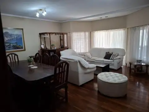Casa 5 ambientes con 4 baños