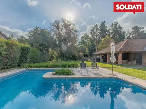 Mapuche CC venta o alquiler,  casa en una planta, 4 cuartos, escritorio, galería. Piscina.