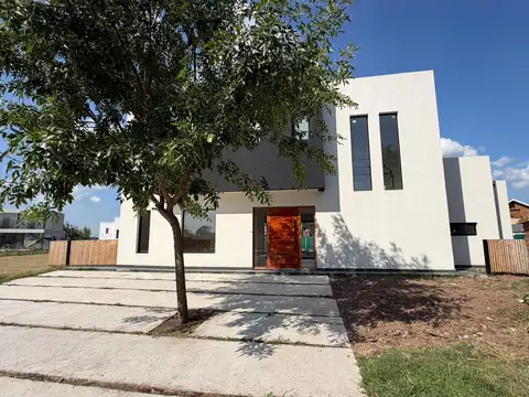 Casa en Venta con 3 cocheras