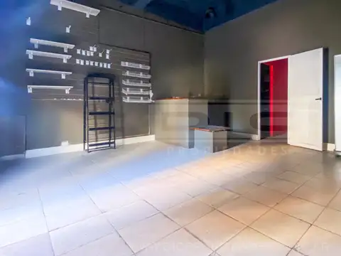 Av. Combatientes de Malvinas al 3200 Esquina Av. Triunvirato