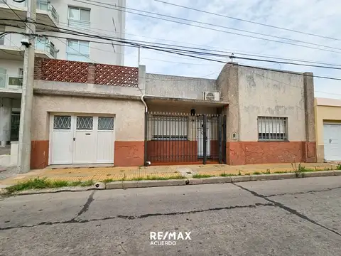 VENTA CASA EXCELENTE UBICACIÓN 3 DORM Y COCHERA