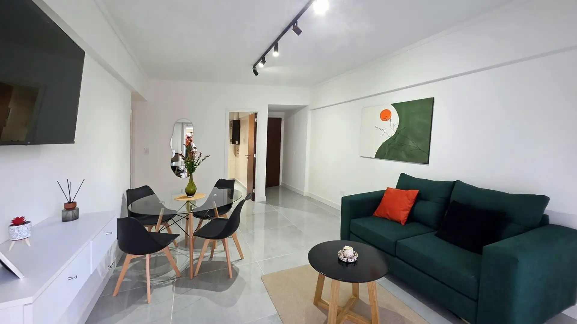 Departamento 3 ambientes al frente con cochera fija, zona centro