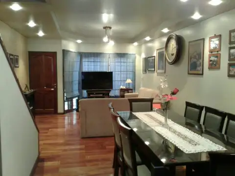 TRIPLEX EXCELENTE !!! 4/5 AMB GRAN APTIO , LOTE DE 32 MTS DE LARGO IMPECABLE !!!