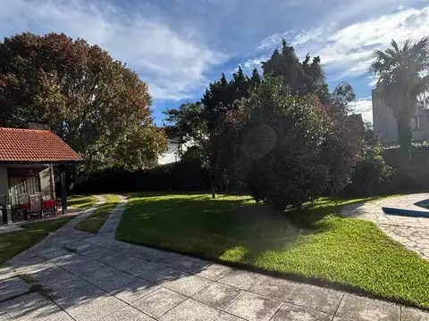 COMODA CASA CON GRAN PARQUE Y PILETA  EN LOS TRONCOS