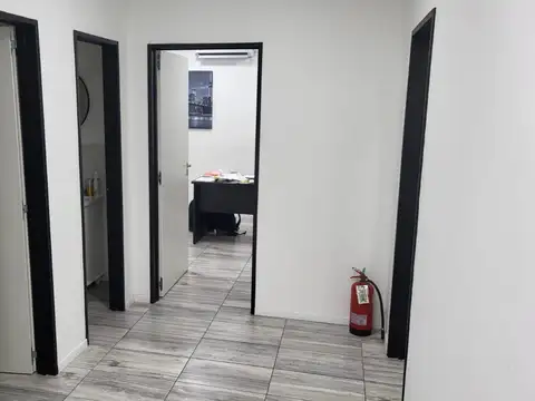 Oficina 6 ambientes con 2 baños