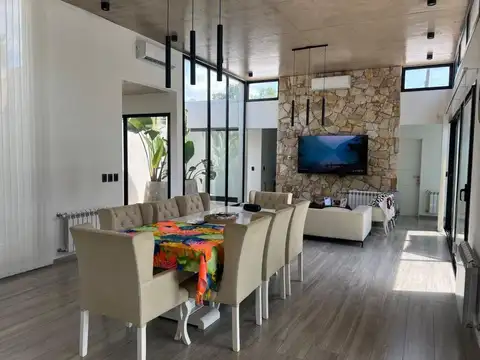Casa 5 ambientes con 2 baños