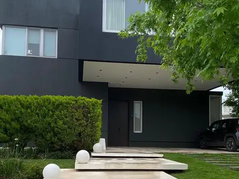 Casa 4 ambientes con 3 baños