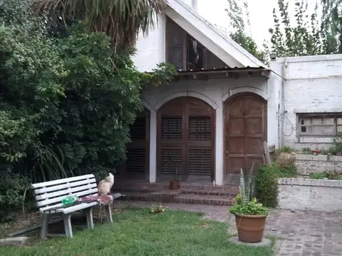 Casa en Venta con 2 cocheras