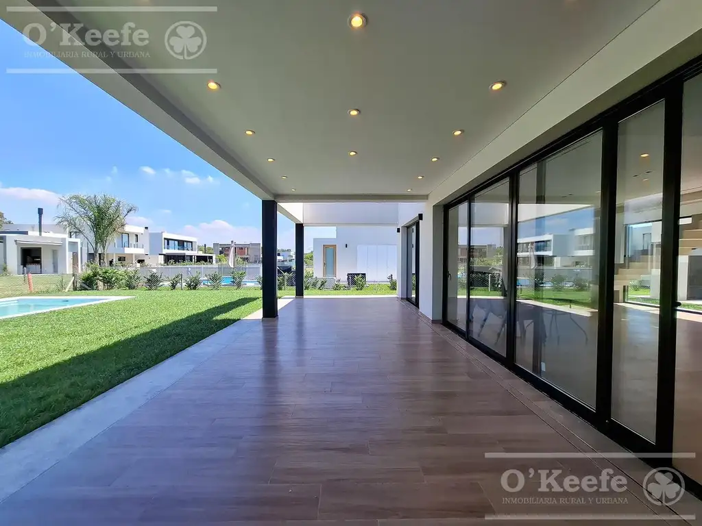 Casa - 245  m² Cubierta | 4 dormitorios | A Estrenar | 3 baños | 6 ambientes | 2 cocheras
