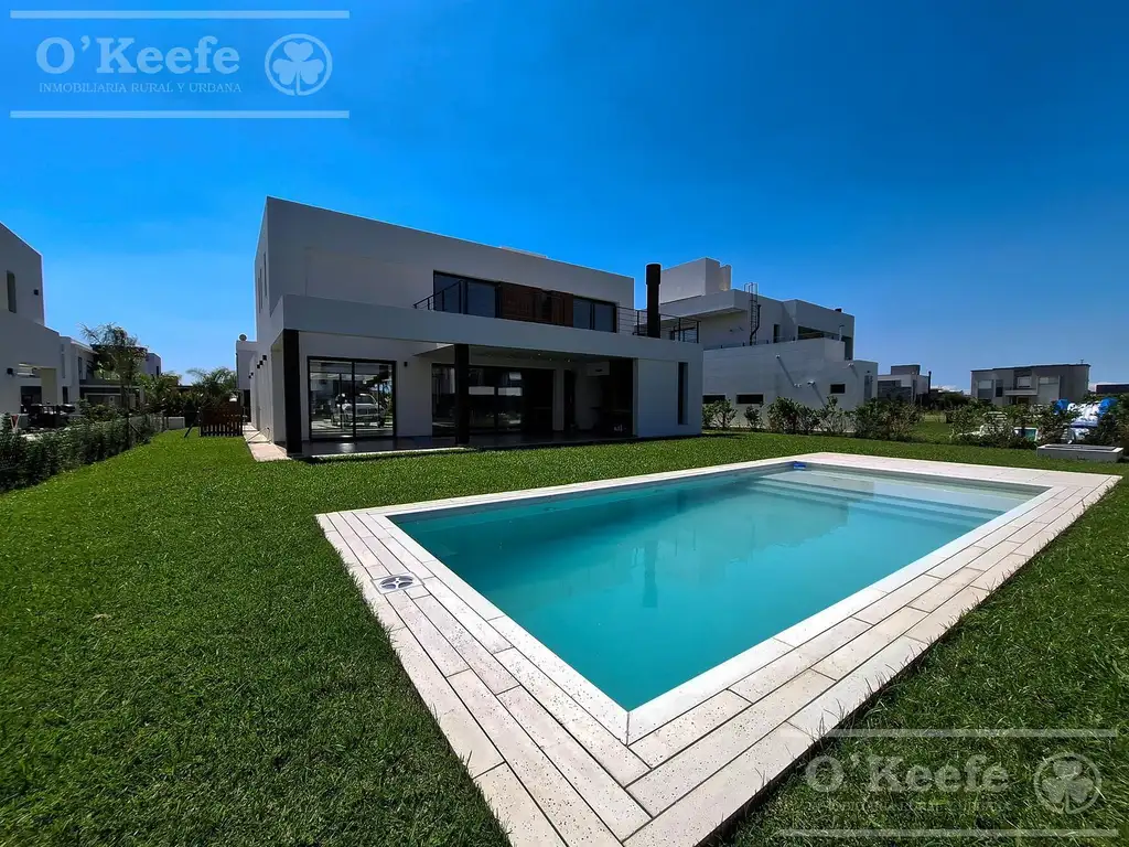 Casa en Venta - 4 dormitorios - USD 720.000