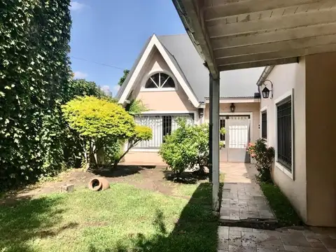 Casa 5 ambientes con 3 baños