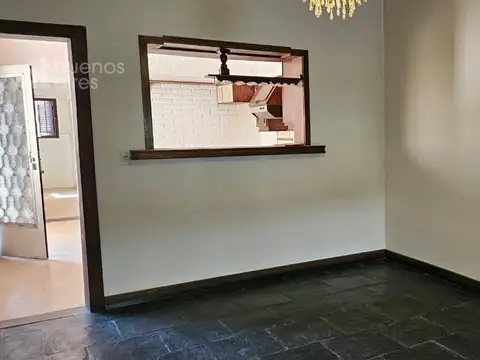 Casa 4 ambientes con 2 baños