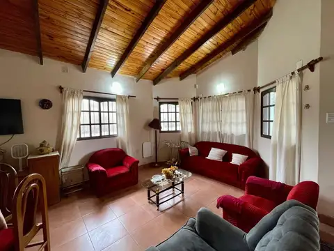 Casa 4 ambientes con 2 baños