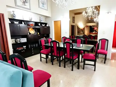 Casa 4 ambientes + local y coch. venta en Pompeya