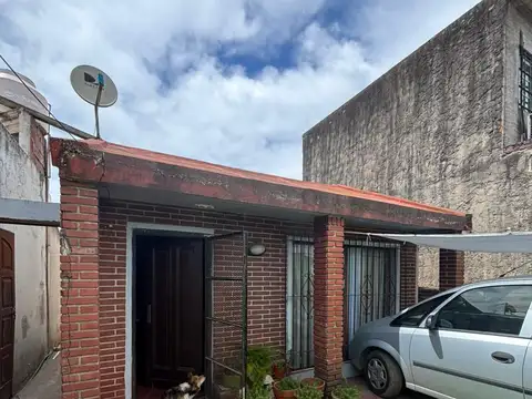 CASA CON DEPARTAMENTO EN FLORENCIO VARELA U$S 59.000.-