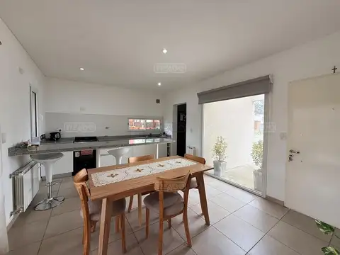 Casa en Alquiler con 2 cocheras