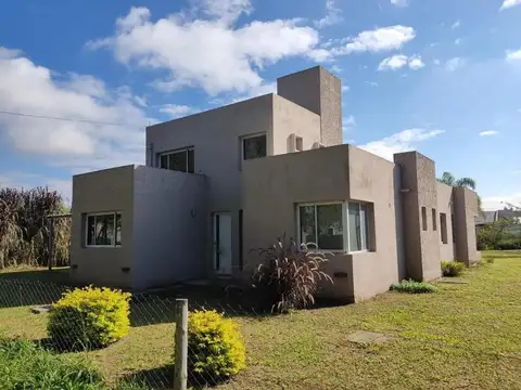 Exc.casa 3 dorm c/gge-pileta jardin B° Los Olmos Cerrillos