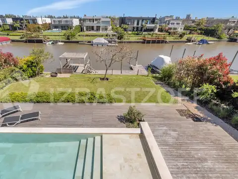 Casa con diseño de autor en venta con salida al río en Barrio Náutico Albanueva