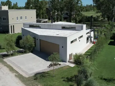 Casa en Venta con 2 cocheras