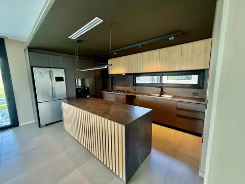 Casa en Alquiler con 6 cocheras