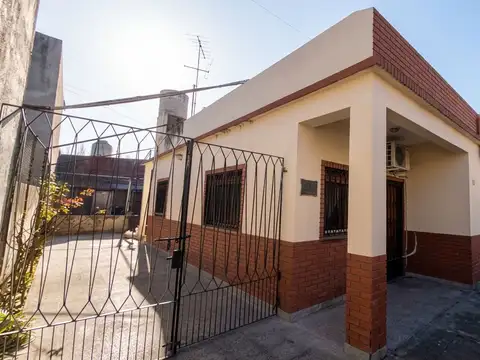 CASA 3AMB LOTE PROPIO - COCHERA - JARDIN Y PATIO