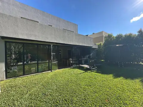 Casa 6 ambientes con 3 baños