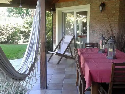 Venta Casa 3 dormitorios con pileta y jardín en Barrio Barrancas de San José, General Pacheco, Corre
