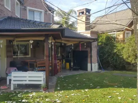 Casa 4 ambientes con 2 baños