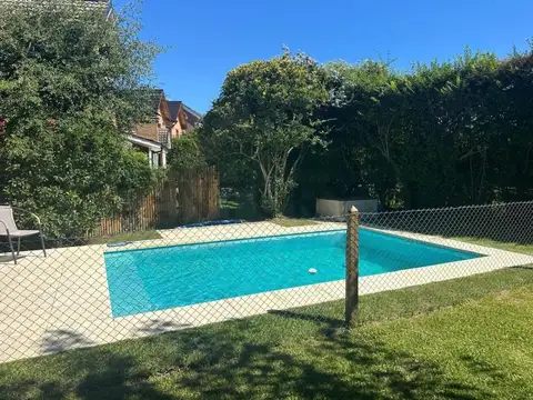 Venta Casa 3 dormitorios con pileta y jardín en Barrio Barrancas de San José