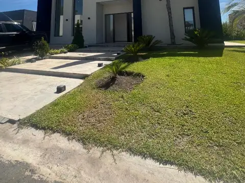 Casa en venta en el barrio privado Lagos de Canning