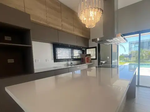 Casa en Venta con 5 cocheras